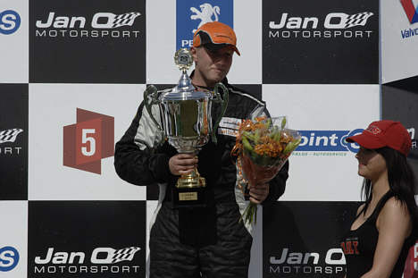 Det er blevet til flere pokaler for Tom Pedersen. Men ved Padborg Open er det vigtigere for ham at forsvare føringen i Danish Touringcar Championship.